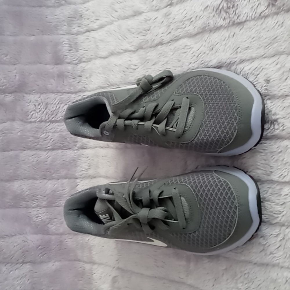 NIKE WOMENS AIR RELENTLESS NEW IN BOX SIZE 9/EU40.5